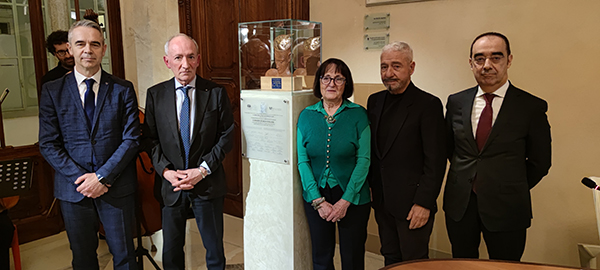 Pietro Boselli Marzio Dallagiovanna Maria Antonietta De Micheli Franco Scepi e Mauro Palladini davanti alla scultura