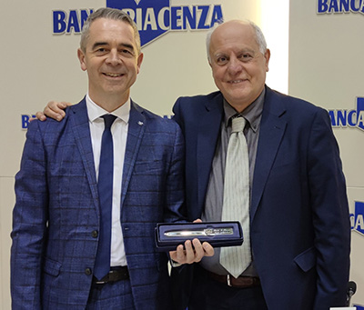 Pietro Boselli consegna a Graziano Tonelli un ricordo della Banca come segno di ringraziamento per la collaborazione