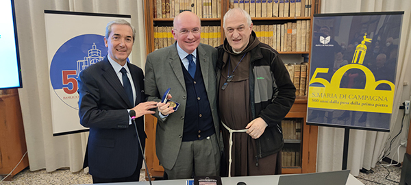 Pietro Coppelli consegna la Medaglia della Banca a don Franco Fernandi a destra padre Secondo Ballati