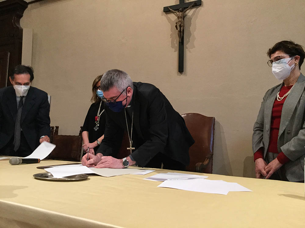 Vescovo Cevolotto e notaio Toscani firmano protocollo #eorastudio