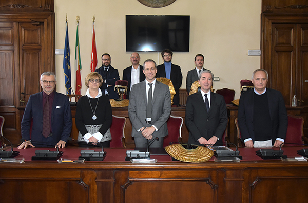 Il condirettore generale della Banca di Piacenza Pietro Coppelli tra lassessore Fiazza e il curatore della mostra Auricchio