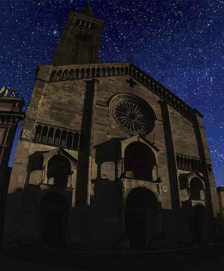 Duomo di Piacenza di notte