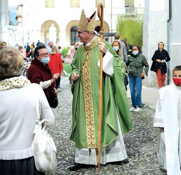 il vescvo mons.Cevolotto alla festa della famiglia