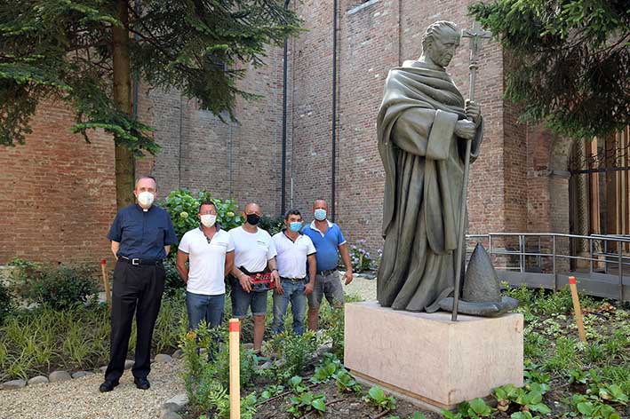 statua gregorio x trasferita nel giardino