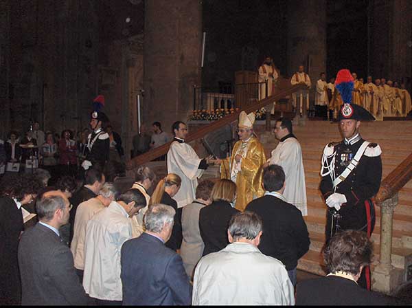 monistri comunione duomo ginocchio