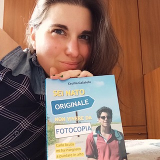 cecilia galatolo con libro acutis