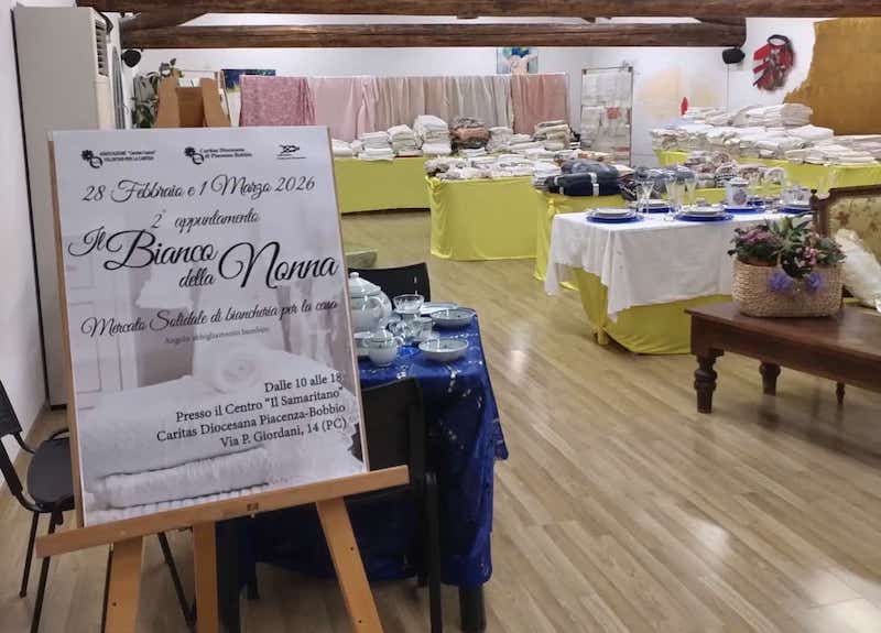 Il mercatino "Il bianco della nonna" alla Caritas di Piacenza