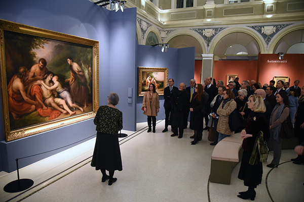 La direttrice della Ricci Oddi Lucia Pini illustra il quadro della Banca Il rinvenimento di Aminta 