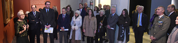 Lucia Pini illustra le opere in mostra nella giornata inaugurale