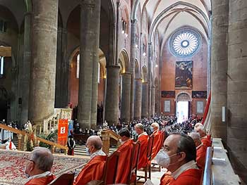 saluto di mons. Ambrosio in catterdale a piacenza