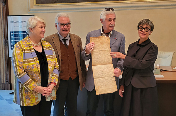 Un momento della presentazione del documento del 200 che verra donato allArchivio di Stato di Piacenza