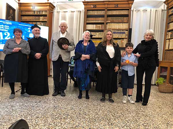 Il gruppo di attori che ha messo in scena la poesia Un des matt copia