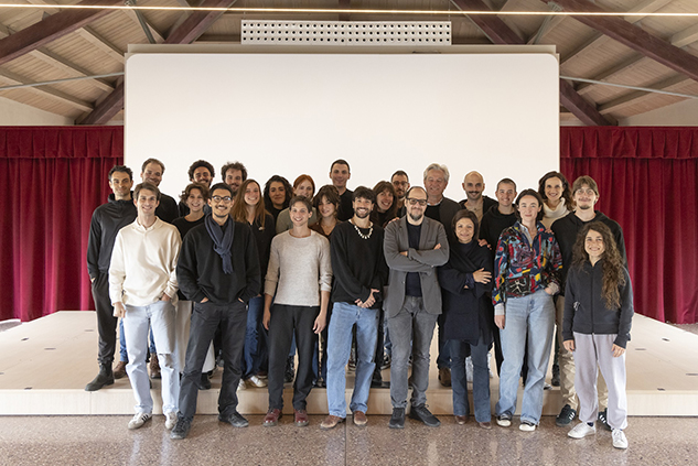 Attori e attrici di Bottega XNL Fare Teatro 2024 con Fausto Russo Alesi e Paola Pedrazzini
