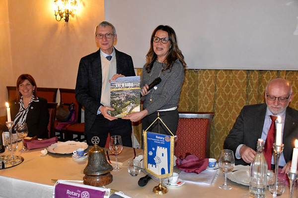 foto consegna libro a Francou