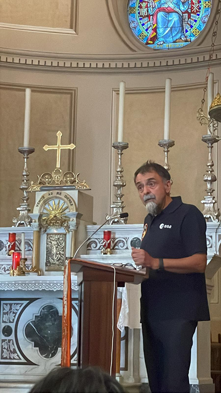 Giorgio Magistrati durante la relazione in chiesa a Mezzano Scotti