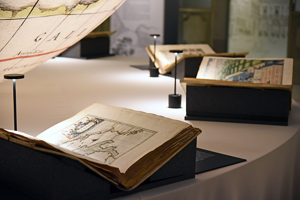 I libri dellAtlas Maior in mostra al PalabancaEventi. foto Del Papa