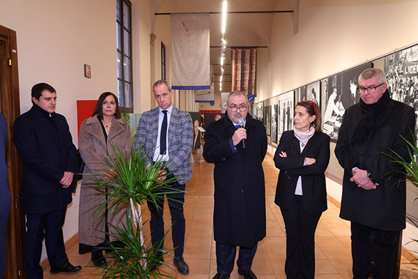 Inaugurata alla Passerini Landi la mostra «A testa alta»