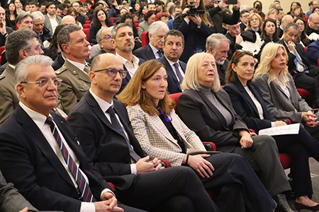 Le autorita in prima fila