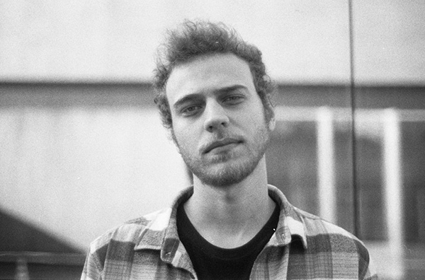 Sul palco del Milestone il contrabbassista Stefano Zambon 