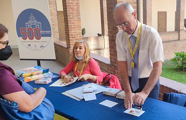 Il funzionario delle Poste appone lannullo sulle cartoline