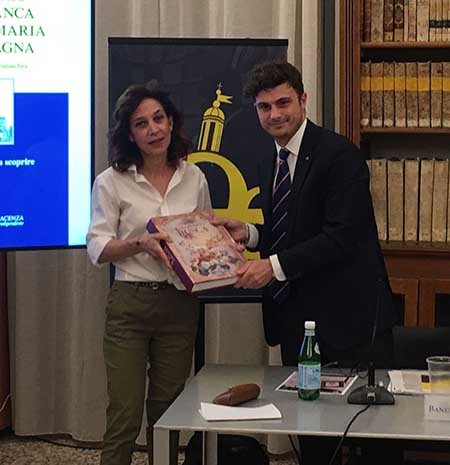Maria Teresa Sforza Fogliani Fava riceve da Riccardo Mazza il volume su Bartolomeo Rusca