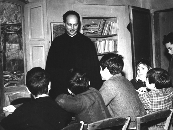 Scuola di barbiana don lorenzo milani e alunni in aula