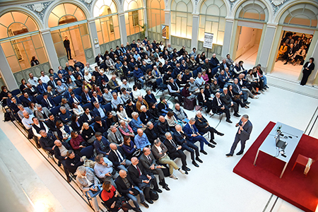 Una veduta dallalto di Sala Corrado Sforza Fogliani gremita. Fotoservizio Mauro Del Papa
