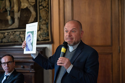 don roberto isola alla presentazione a milano il 19 maggio del cammino colombano