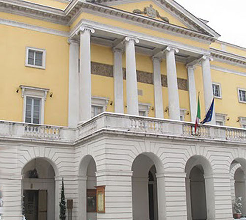 teatro Municipale fronte bandiere