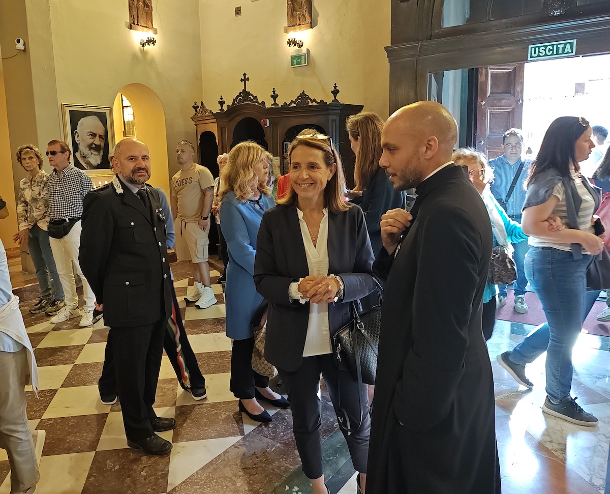 Padre Jarbson accoglie la sindaca Katia Tarasconi