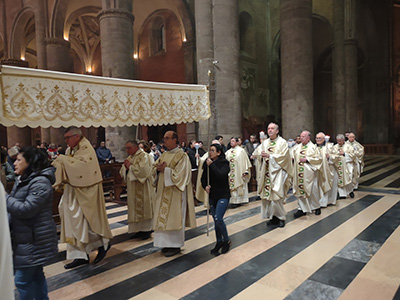 giovedisanto processione cattdrale vescovo