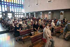 fedeli alla SS.trinità per la presenazione della reliquia della sindone (foto DEL PAPA ) 