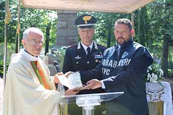 mons.ferrari consegna targa volontai a bedonia festa di san marco