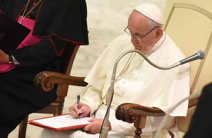 papa francesco in sala Nervi (foto cavalese)