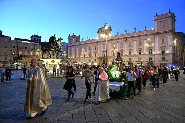 FotoDELPAPAprocessione