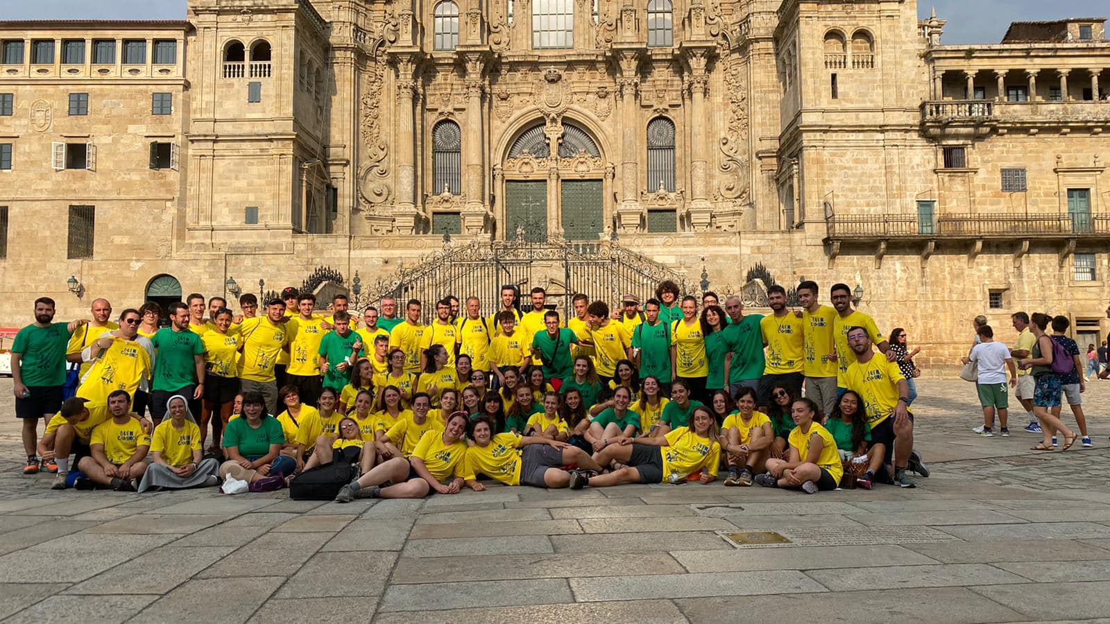 gruppo davanti cattedrale santiago