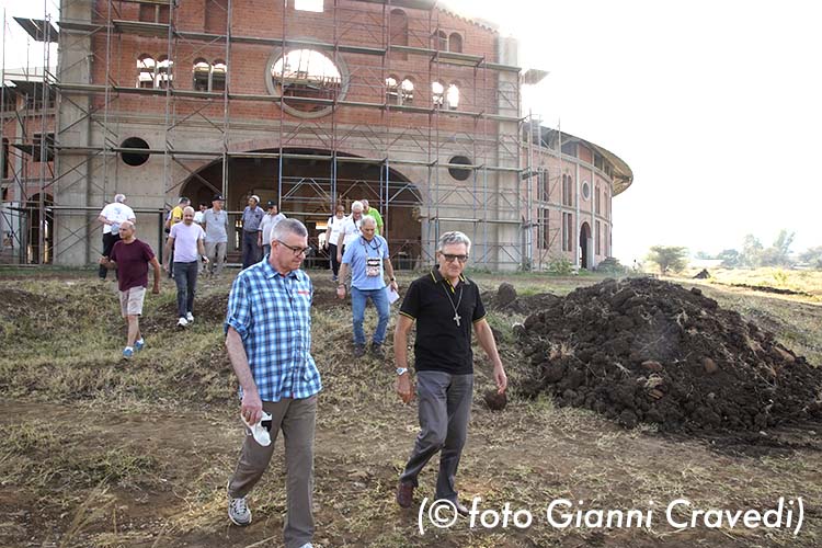 AM Vescovi Cevolotto e Guzzetti davanti alla cattedrale di moroto