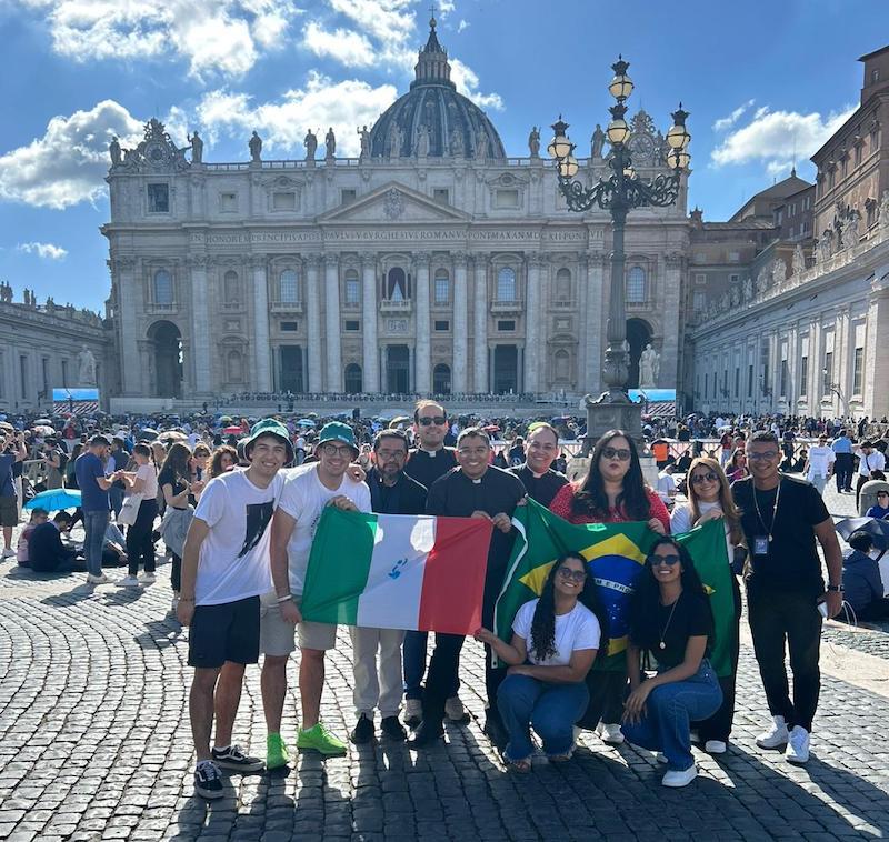 brasiliani e piacentini in piazza san pietro per fumata