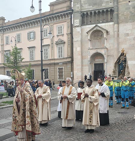 processione statua madonna del popolo