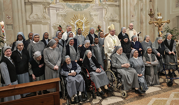 suore del buon pastore con il vescovo