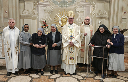 vescovo con suore buon pastore