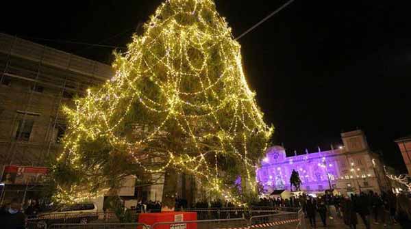 l accensione dell albero di natale in piazza 181633.660x368