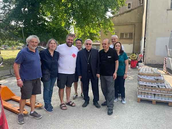 Vescovo Mario allhub Caritas di Faenza con mons Solmi vescovo di Parma