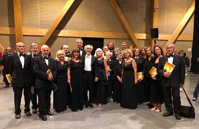 Il Vallongina al termine del concerto con il diretto don Scotti terzo da sinistrae al centro il maestro Pasquale Veleno