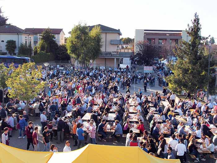 Un momento di festa paesana