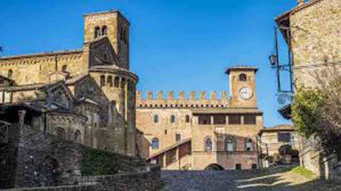 la piazza monumentale di castell'Arquato