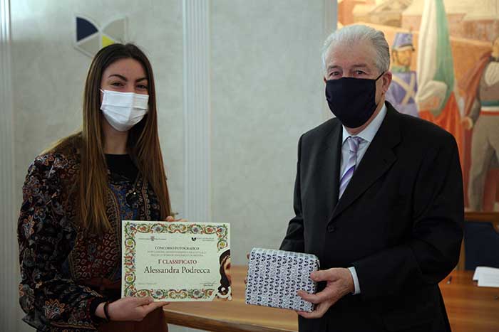 Alessandra Podrecca premiata da Giorgio Braghieri