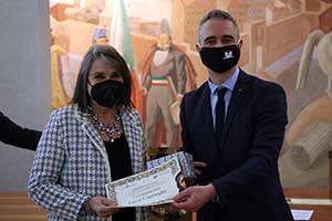 Lucia Caprioglio premiata da Pietro Boselli