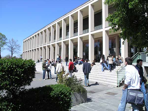 facciata con studenti copia