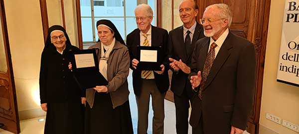 Il prof. Ferrari Cesena e il dott. Horak premiano suor Rosalina Broch madre provinciale Orsoline e Giorgio Braghieri Alberoni